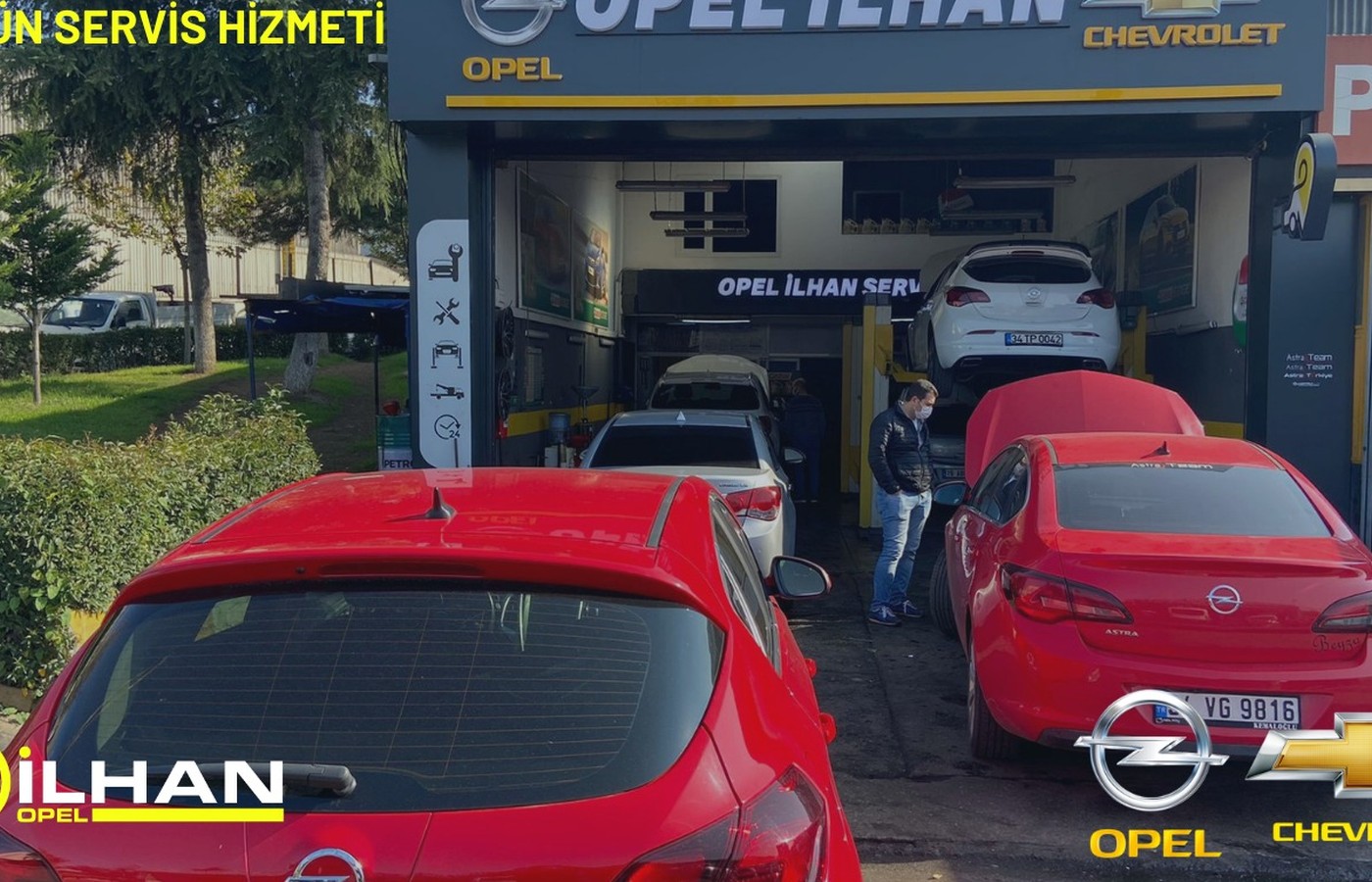 Opel İlhan Servis girişinde araçlar